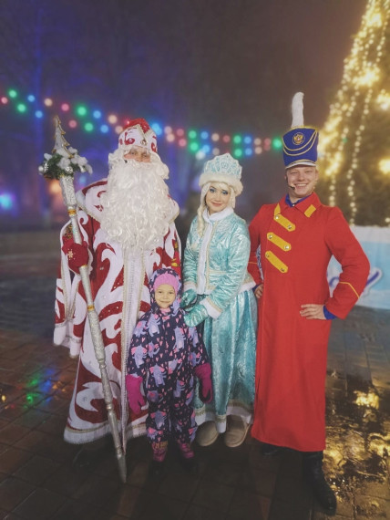 В посёлке Дубовое на площади возле Дворца культуры состоялось открытие новогодней ёлки. В посёлке Дубовое на площади возле Дворца культуры состоялось открытие новогодней ёлки.