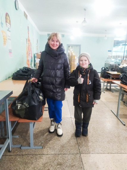 Школьники Белгородского района получают продуктовые наборы. Школьники Белгородского района получают продуктовые наборы.
