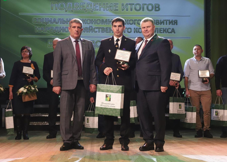 Финалиста конкурса «Народный участковый – 2022» занесли на Аллею Трудовой Славы.