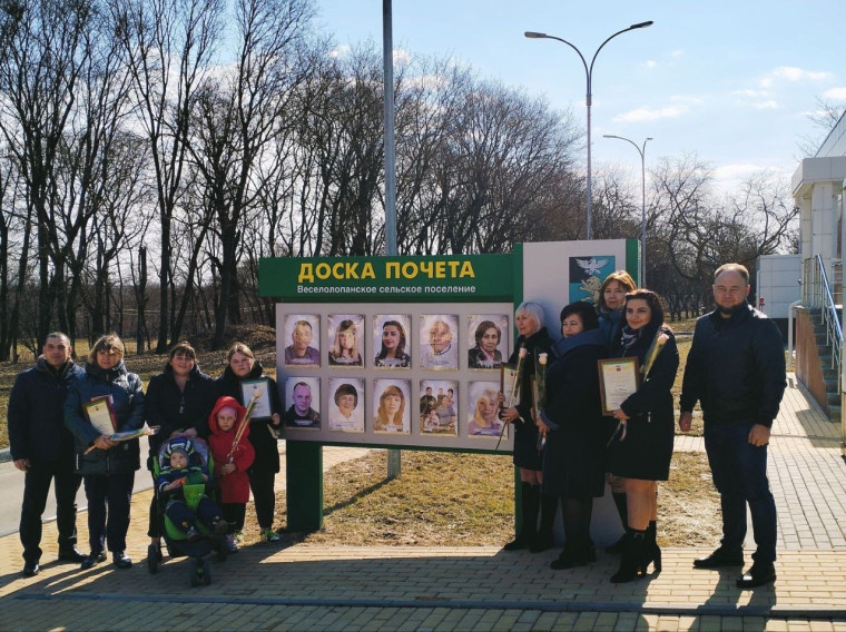 В селе Весёлая Лопань открыли обновлённую Доску почёта.