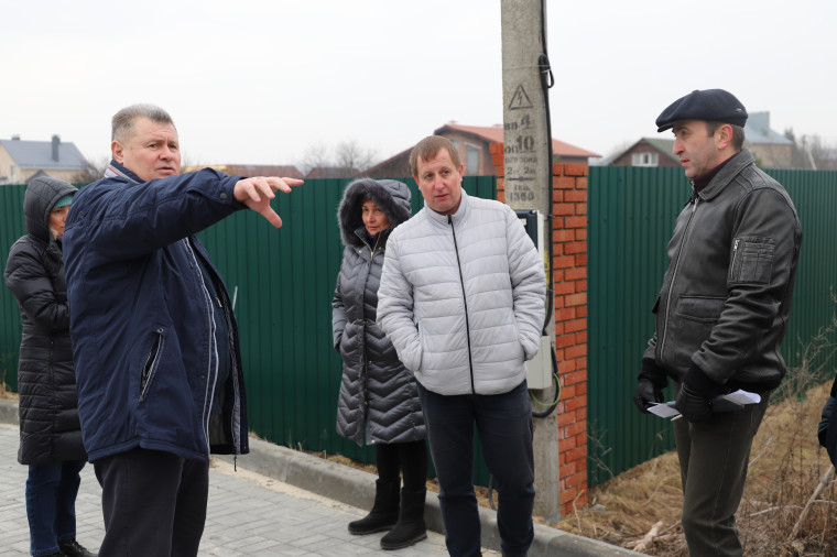 Владимир Перцев провёл встречу с жительницей села Пуляевка по вопросу подтопления земельного участка.