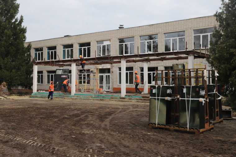 Владимир Перцев проверил ход работ на строительных объектах в Хохловском поселении.