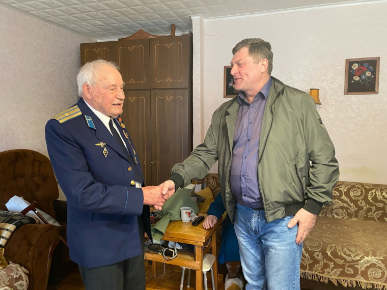 Сегодня поздравление с 90-летием принимает житель Стрелецкого поселения Михаил Иванович Нечаев. Сегодня поздравление с 90-летием принимает житель Стрелецкого поселения Михаил Иванович Нечаев.