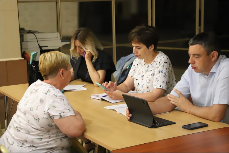 Новое жильё выбрали 400 семей Белгородского района, вынужденно покинувших свои дома из-за обстрелов. Новое жильё выбрали 400 семей Белгородского района, вынужденно покинувших свои дома из-за обстрелов.