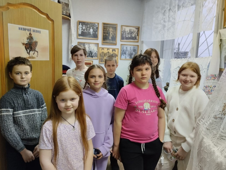 Юные читатели Стрелецкой библиотеки посетили подготовленную для них экскурсию «Казачий уклад». Юные читатели Стрелецкой библиотеки посетили подготовленную для них экскурсию «Казачий уклад».