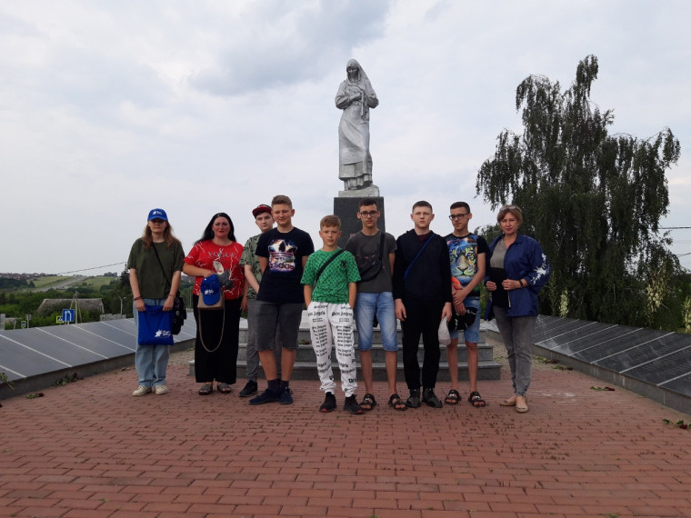 В Никольском поселении провели увлекательную экскурсию для молодёжи. В Никольском поселении провели увлекательную экскурсию для молодёжи.
