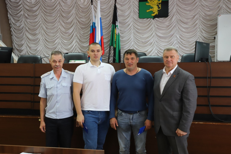 Владимир Перцев вручил благодарственные письма за проявленное мужество при задержании преступника.