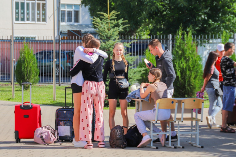 Мальчишки и девчонки из Белгородского района отправились в лагерь «Бригантина «Белогорье». Мальчишки и девчонки из Белгородского района отправились в лагерь «Бригантина «Белогорье».