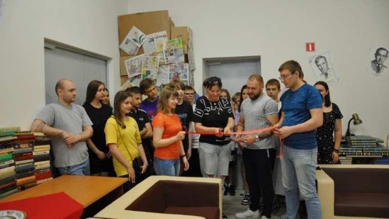 В Разуменской библиотеке открылось новое арт-пространство. В Разуменской библиотеке открылось новое арт-пространство.