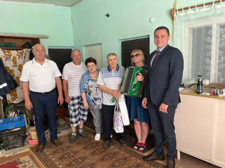 Жители Белгородского района принимают поздравления с почётным юбилеем. Жители Белгородского района принимают поздравления с почётным юбилеем.