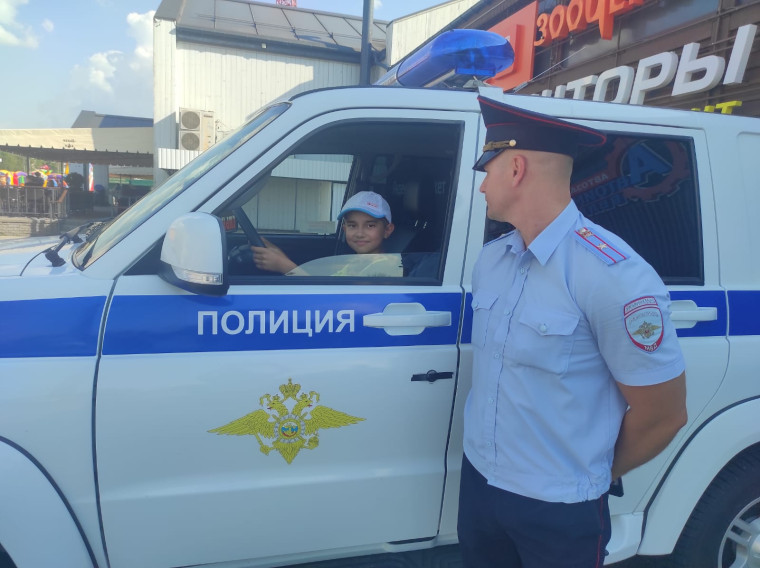 Сотрудники ОМВД России по Белгородскому району познакомили подростков со службой в полиции. Сотрудники ОМВД России по Белгородскому району познакомили подростков со службой в полиции.