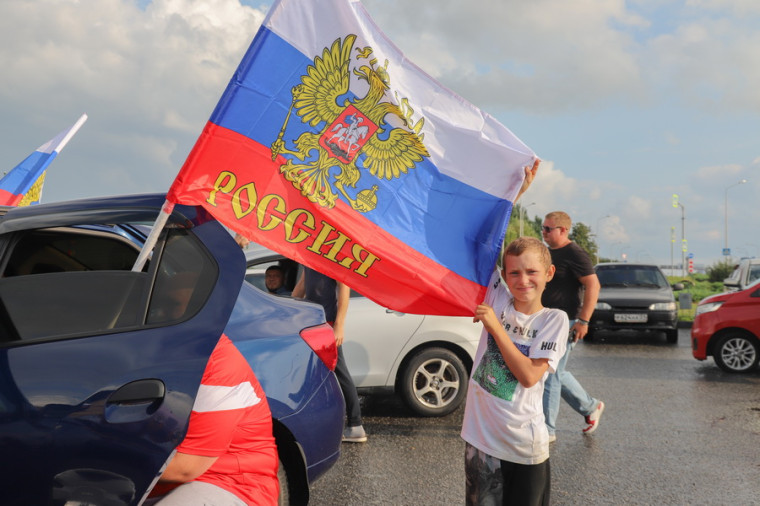 Автопробег, приуроченный Дню государственного флага России, прошёл в Белгородском районе.