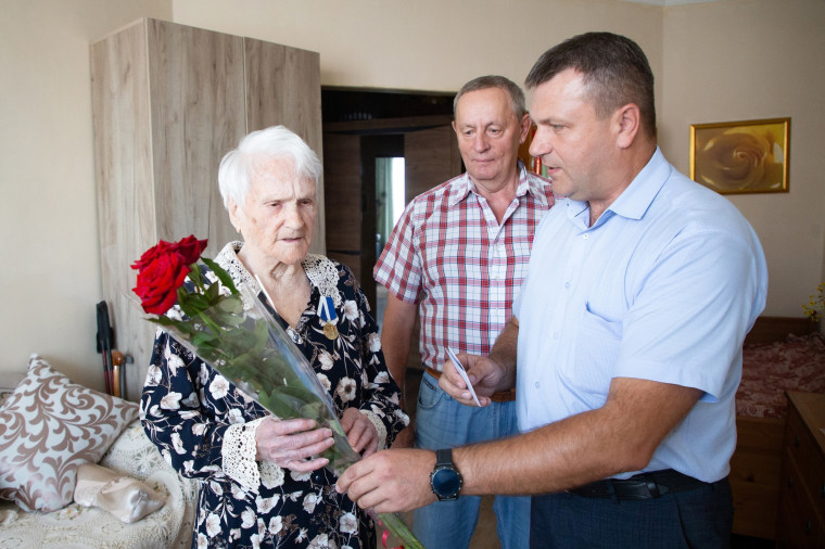 Зинаида Георгиевна Кузнецова удостоена Юбилейной медали к 80-летию освобождения города Белгорода.