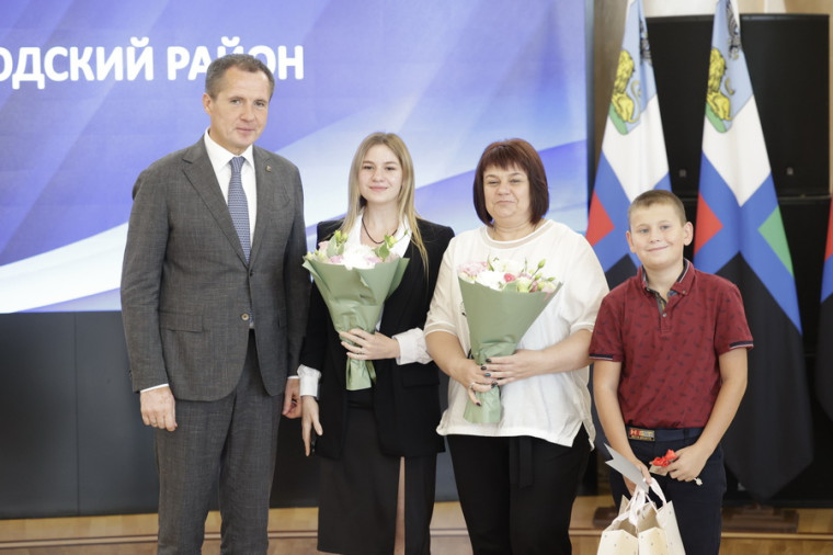 Жителям Белгородского района, которые вынужденно покинули свои дома из-за обстрелов, продолжают оказывать помощь при выборе жилья.