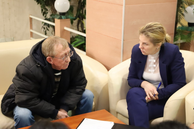 По поручению губернатора области продолжаются встречи с жителями Белгородского района, утратившими своё жильё из-за обстрелов и введения режима ЧС. По поручению губернатора области продолжаются встречи с жителями Белгородского района, утратившими своё жильё из-за обстрелов и введения режима ЧС.