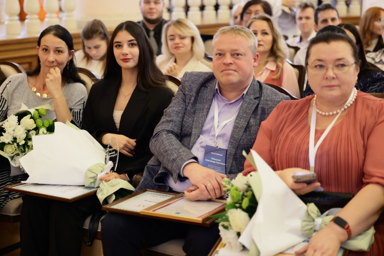 Вячеслав Гладков вручил именные стипендии 20-ти студентам БелГАУ. Вячеслав Гладков вручил именные стипендии 20-ти студентам БелГАУ.