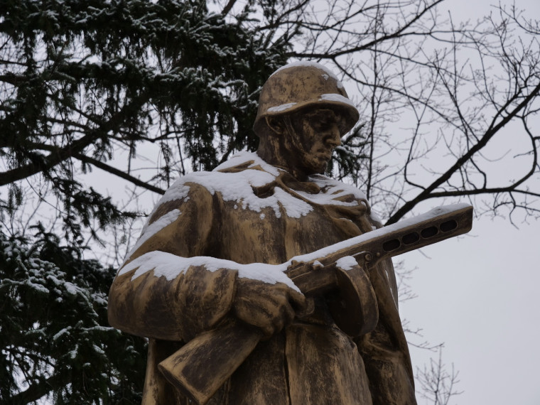 В День Героев Отечества на Аллее славы Белгородского района в посёлке Октябрьский прошло торжественное мероприятие.