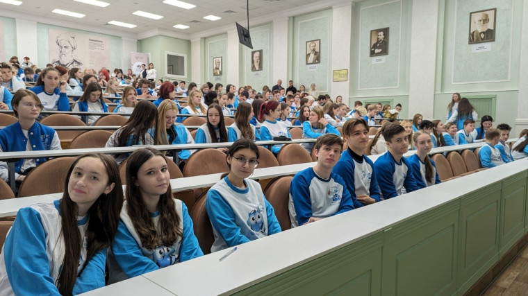 Юные медики Белгородского района поучаствовали во II региональном чемпионате по профессиональным пробам «ПРОФмед».