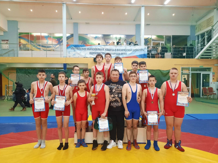 На межрегиональном турнире по греко-римской борьбе наши юные спортсмены взяли 8 медалей.