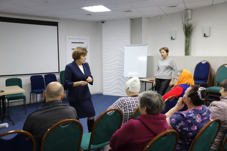 Анна Куташова продолжает встречаться с жителями Белгородского района, вынужденно отселёнными из приграничья в связи с постоянными обстрелами и введением режима ЧС.