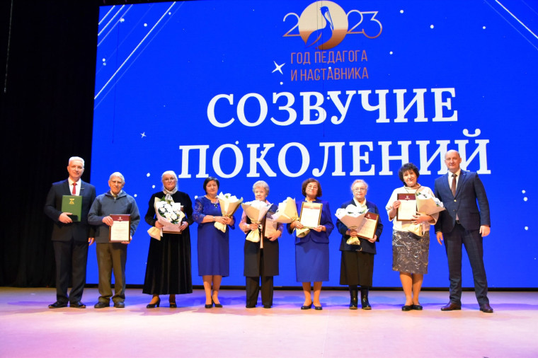 Преподаватель и концертмейстер ДШИ села Красный Октябрь Дмитрий Булгаков отмечен Почётной грамотой министерства культуры Белгородской области. Преподаватель и концертмейстер ДШИ села Красный Октябрь Дмитрий Булгаков отмечен Почётной грамотой министерства культуры Белгородской области.