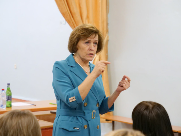Глава администрации Белгородского района Анна Куташова встретилась с родителями учеников Новосадовской СОШ.