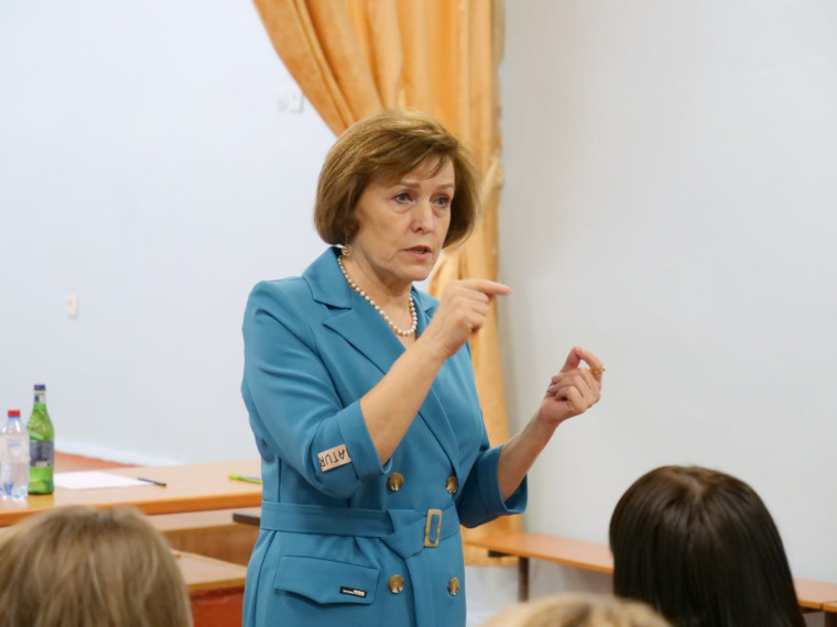 Глава администрации Белгородского района Анна Куташова встретилась с родителями учеников Новосадовской СОШ. Глава администрации Белгородского района Анна Куташова встретилась с родителями учеников Новосадовской СОШ.