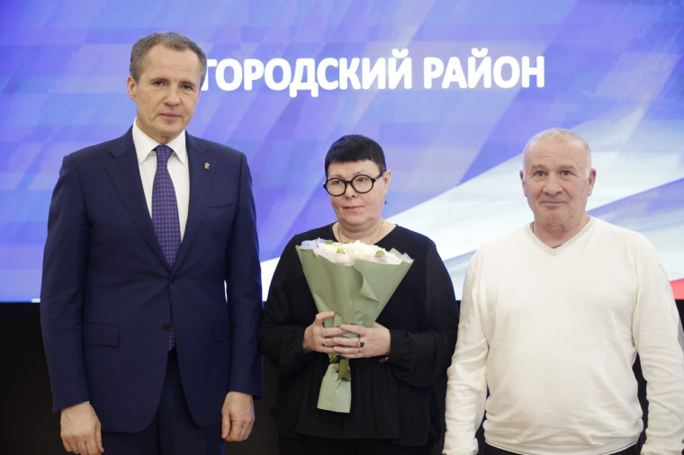 В преддверии Нового года 13 семей из приграничья Белгородского района получили ключи от нового жилья. В преддверии Нового года 13 семей из приграничья Белгородского района получили ключи от нового жилья.