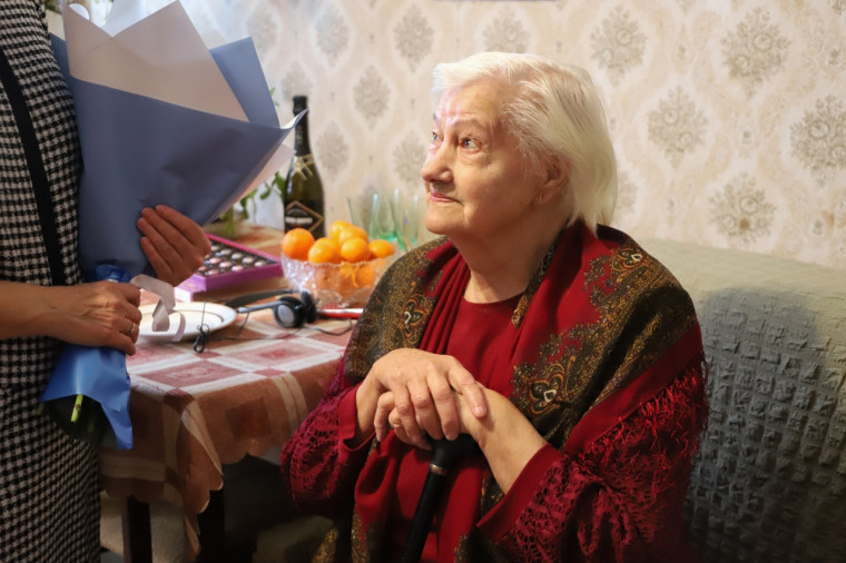 Зоя Трофимовна Дмитриева из Крутого Лога отмечает юбилей. Зоя Трофимовна Дмитриева из Крутого Лога отмечает юбилей.