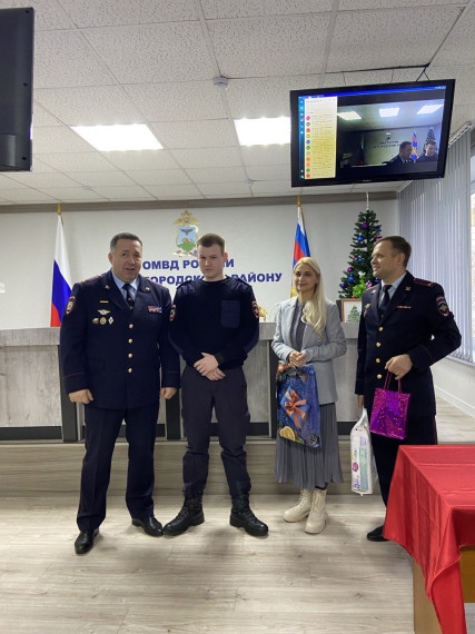 Начальник ОМВД России по Белгородскому району и общественники поздравили ставшего отцом в преддверии Нового года сотрудника патрульно-постовой службы. Начальник ОМВД России по Белгородскому району и общественники поздравили ставшего отцом в преддверии Нового года сотрудника патрульно-постовой службы.
