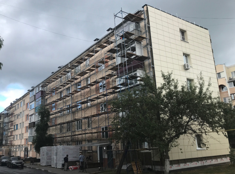 В Белгородском районе активно реализуется губернаторская программа по утеплению фасадов многоквартирных домов.
