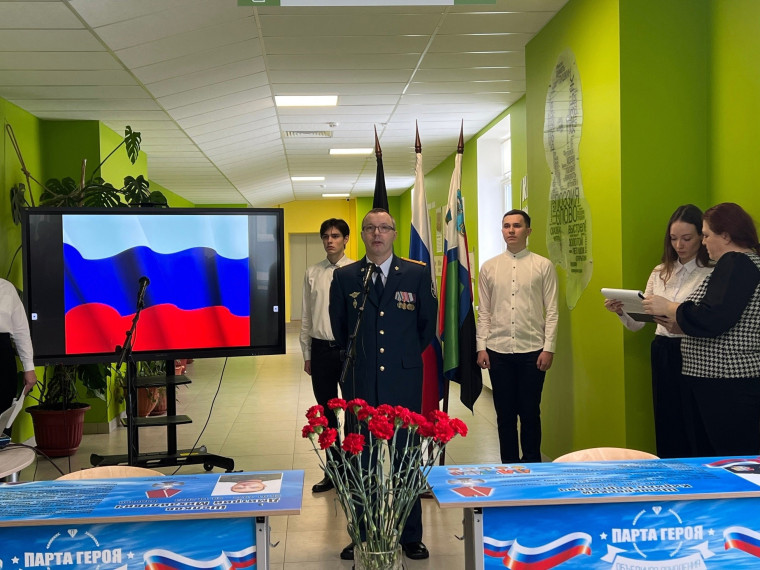 В Комсомольской школе открыли две Парты Героя. В Комсомольской школе открыли две Парты Героя.