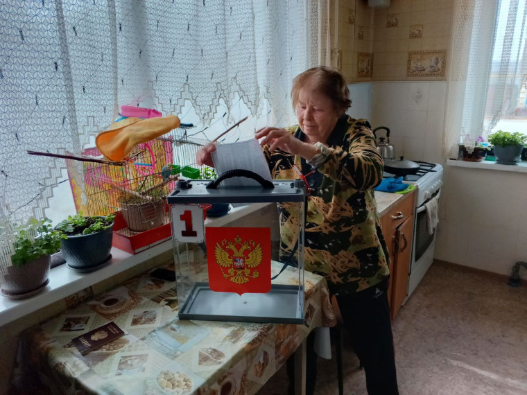 Жители района продолжают голосовать на дому. Жители района продолжают голосовать на дому.