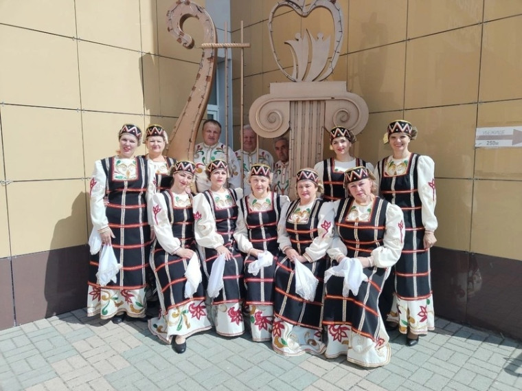 Народный хор «Русская душа» достойно выступил на региональном этапе X Всероссийского хорового фестиваля-конкурса народного пения. Народный хор «Русская душа» достойно выступил на региональном этапе X Всероссийского хорового фестиваля-конкурса народного пения.