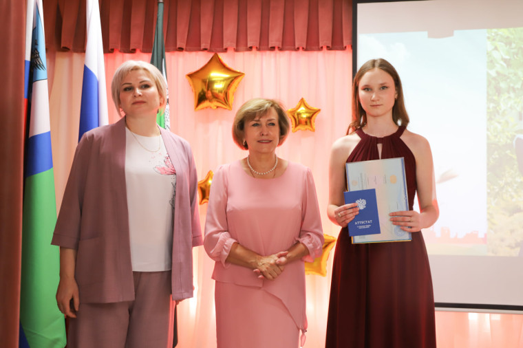 Выпускники одиннадцатых классов получили аттестаты. Выпускники одиннадцатых классов получили аттестаты.