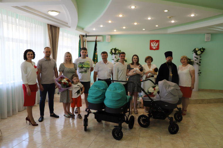 Двум семьям Белгородского района в честь рождения двойни вручили ценные подарки. Двум семьям Белгородского района в честь рождения двойни вручили ценные подарки.