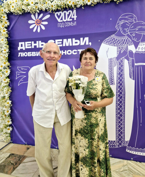 Две супружеские пары Белгородского района удостоены общественной награды. Две супружеские пары Белгородского района удостоены общественной награды.