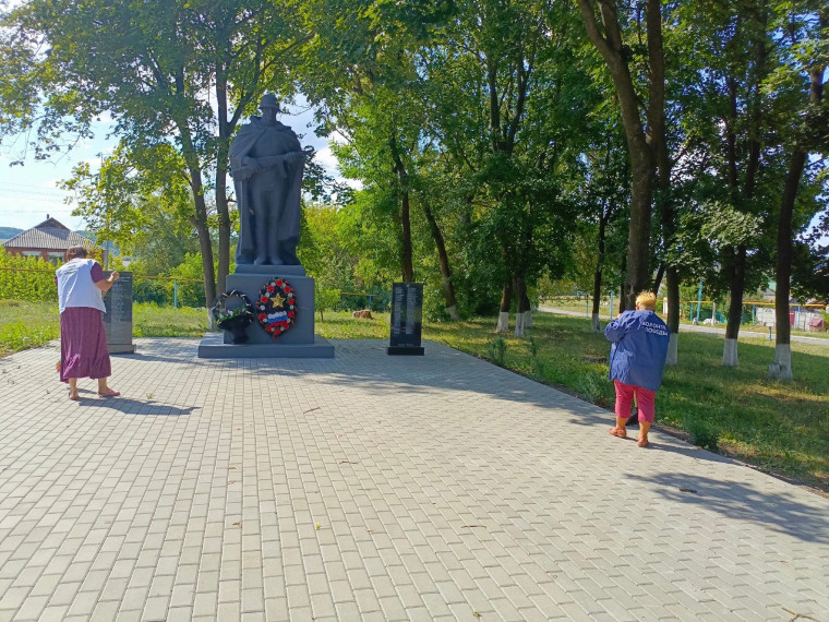 Волонтёры Белгородского района продолжают участвовать в акции «Субботник памяти». Волонтёры Белгородского района продолжают участвовать в акции «Субботник памяти».