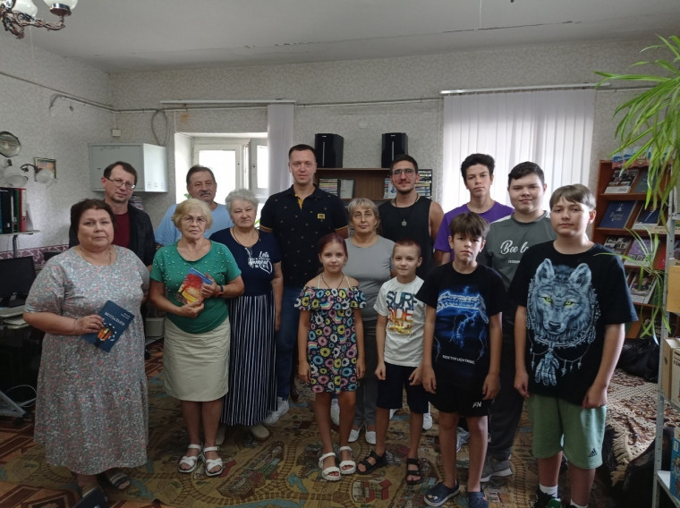 Жители Бессоновки встретились с белгородским поэтом, членом Союза писателей России Евгением Харитоновым. Жители Бессоновки встретились с белгородским поэтом, членом Союза писателей России Евгением Харитоновым.