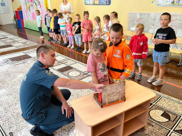 В рамках месячника безопасности в детском саду №21 посёлка Северный провели с детьми профилактическую беседу. В рамках месячника безопасности в детском саду №21 посёлка Северный провели с детьми профилактическую беседу.