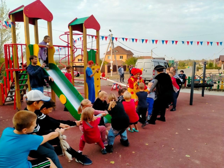 Новую спортивно-игровую площадку открыли в посёлке Разумное. Новую спортивно-игровую площадку открыли в посёлке Разумное.