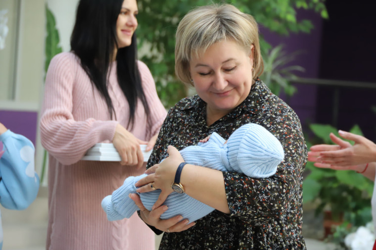 «Королевской» двойне вручили первый транспорт – двухместную коляску. «Королевской» двойне вручили первый транспорт – двухместную коляску.