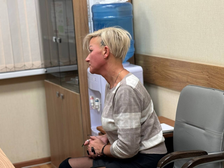 Анна Куташова проводит встречи с местными жителями. Анна Куташова проводит встречи с местными жителями.