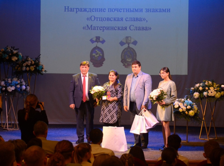 Двадцати многодетным мамам Белгородского района вручили почётные знаки «Материнской славы». Двадцати многодетным мамам Белгородского района вручили почётные знаки «Материнской славы».