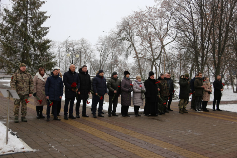 В День Героев Отечества в посёлке Майский прошла торжественная церемония возложения цветов. В День Героев Отечества в посёлке Майский прошла торжественная церемония возложения цветов.