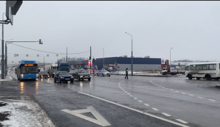 Сотрудники Госавтоинспекции обеспечили безопасность движения во время запуска нового светофорного объекта в Промпарке «Северный». Сотрудники Госавтоинспекции обеспечили безопасность движения во время запуска нового светофорного объекта в Промпарке «Северный».