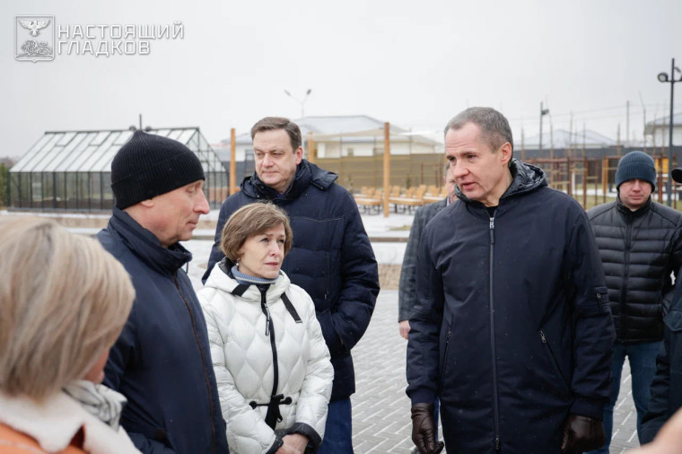 Губернатор Вячеслав Гладков посетил новую школу «Поколение 5.0» в Дубовском поселении. Губернатор Вячеслав Гладков посетил новую школу «Поколение 5.0» в Дубовском поселении.