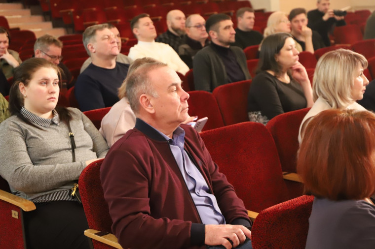 Глава администрации Белгородского района Анна Куташова встретилась с участниками отряда «БАРС» и их семьями. Глава администрации Белгородского района Анна Куташова встретилась с участниками отряда «БАРС» и их семьями.