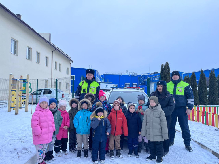 В Белгородском районе полицейские напомнили дошкольникам правила поведения на зимней дороге. В Белгородском районе полицейские напомнили дошкольникам правила поведения на зимней дороге.