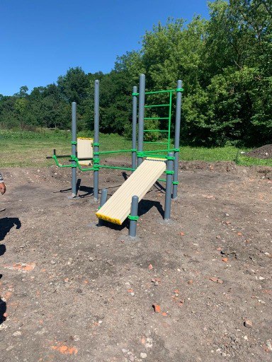 В селе Отрадное благоустраивают детскую площадку.